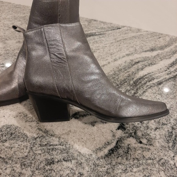 GUESS "TALZA" Pewter Metallic Leather Booties SIZE 7.5M - Picture 2 of 12